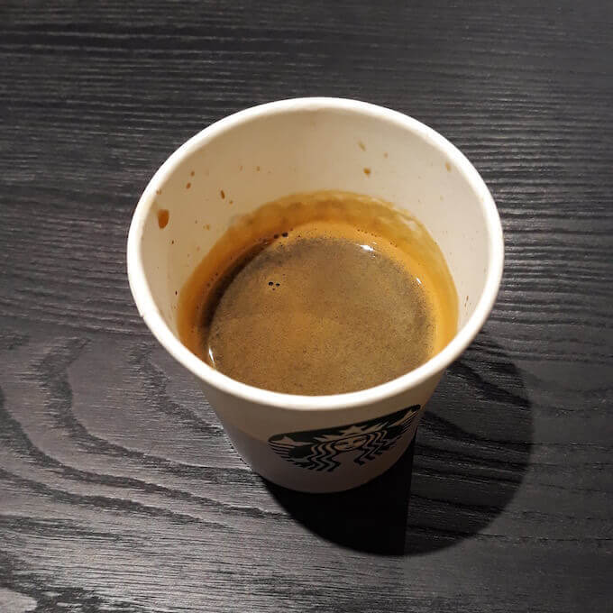 Il caffè espresso di Starbucks al Museo del Louvre di Parigi