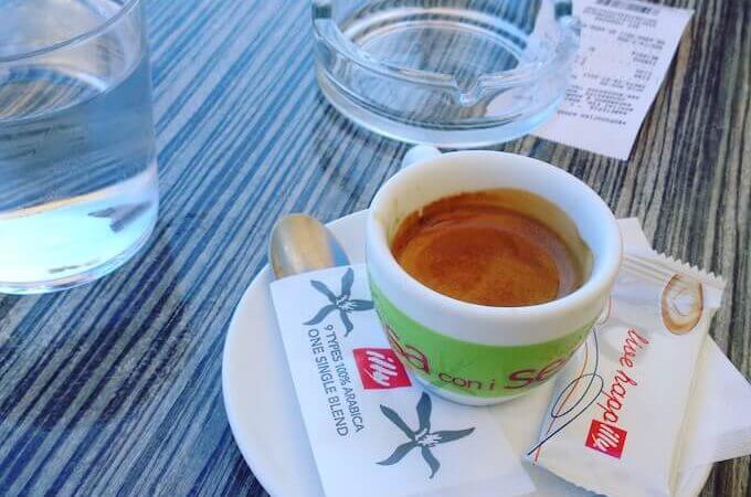 il caffè del bar Cosi Cafe a Xylokastro in Grecia